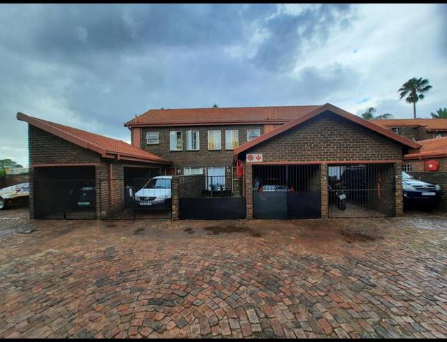 2 BEDROOM TOWNHOUSE FOR SALE IN PIERRE VAN RYNEVELD